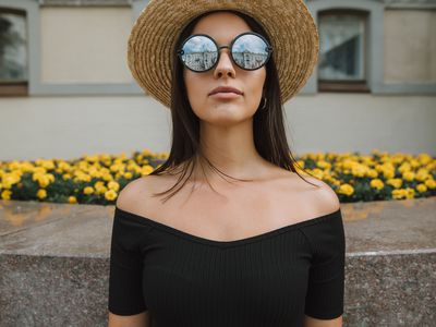 Woman in a hat and sunglasses.