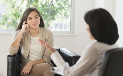 Teenage girl (16-17) talking to therapist