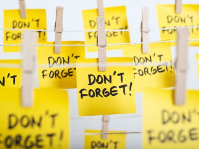 post-it notes saying &#34;don&#39;t forget!&#34;